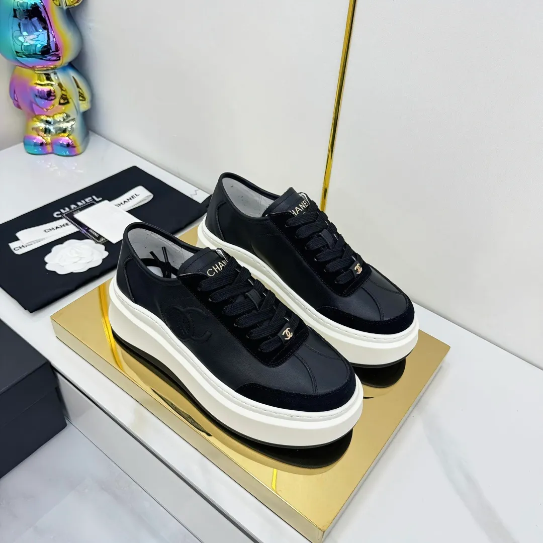 👟👟Ex-factory price 600👟👟 Upgraded version, upgraded version, upgraded version! No rebuttal accepted! ! ! ! Chanel Chanel panda shoes! 2025 counter's top casual sports shoes. This classic design; the upper is electro-embroidered with a variety of techniques; the outsole is fashionable and sporty; the unusual inclusion of a variety of color matching elements... The diversified mix and match is very good-looking and versatile, and can be used for leisure, fashion, sports, and outdoor... ꫛꫀꪝ Go➫ Materials: ❶Upper made of: original imported first-layer silk cowhide + original waterproof cloth + original first-layer cowhide ❷Inner lining: Original Yangli+Net ❸Outsole based on: Original TPU combination outsole Counter boutique packaging complete set for women 35–41 👉 👉 👉 👉 👉
